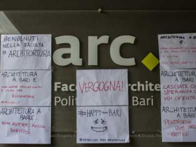 Fogli di protesta all'entrata della facolt�